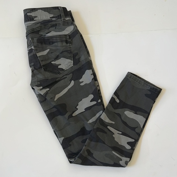 Democracy Camo Print Stretchy Denim Jeans Size 2 - Picture 6 of 8